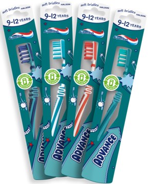 Cztery opakowania szczoteczek Aquafresh Advanced dla dzieci 9-12 lat, miękkie włókna, różne kolory, ułożone razem.