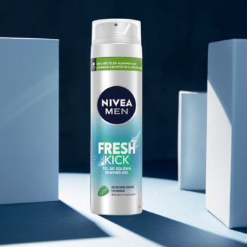 NIVEA MEN FRESH KICK Żel do golenia z miętą, biało-niebieska butelka na ciemnym tle z blokami.