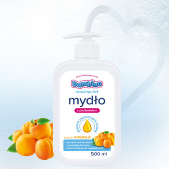 Biała butelka mydła do rąk Bambino Rodzina 500 ml z pompką, o zapachu mirabelki, widok z przodu.