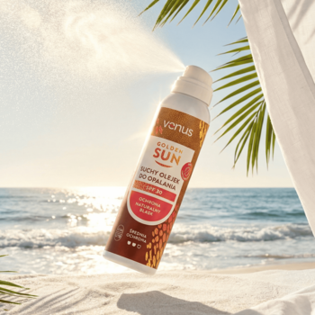 Olejek do opalania Venus Golden Sun SPF 30 w sprayu, unosi się na tle plaży o zachodzie słońca, rozpyla mgiełkę.