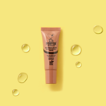 Dr. PawPaw Rich Mocha Balm, brązowa tubka wielozadaniowego balsamu na jasnym żółtym tle z kroplami.