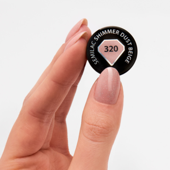 Dłoń prezentuje czarny wzornik Semilac 320 Shimmer Dust Beige, beżowy lakier hybrydowy z brokatowym pyłkiem.