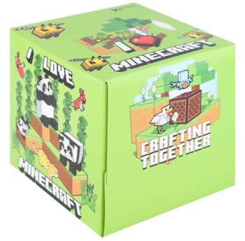 Zielone pudełko Minecraft z grafiką pixelartowych zwierząt i napisem "CRAFTING TOGETHER", ujęcie pod kątem.