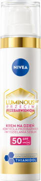 Biała butelka NIVEA Luminous630 Krem ochronny SPF 50 z pompką, z złotymi detalami, na przebarwienia, widok z przodu.
