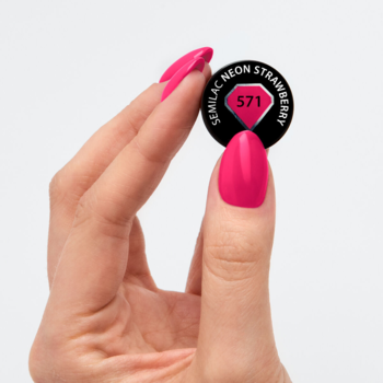 Ręka z neonowym różowym lakierem hybrydowym Semilac trzyma czarny wzornik 571 Neon Strawberry.