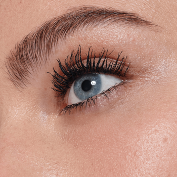 Niebieskie oko z mega rzęsami, podkreślone wodoodpornym tuszem L’Oréal Paris Air Volume Easy Waterproof Mascara.
