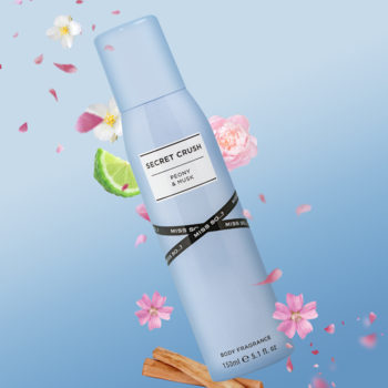 Miss So Secret Crush, perfumowany dezodorant Peony & Musk w jasnoniebieskiej butelce, unoszący się wśród kwiatów.