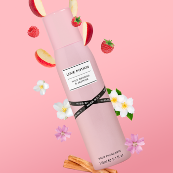 Miss So Love Potion perfumowany dezodorant 125 ml, różowa butelka z malinami, jabłkami i jaśminem na różowym tle.