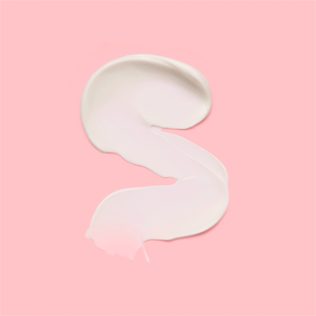 Kremowy rozmaz Mattifier Oil-Control Primera na pastelowo-różowym tle, prezentujący matującą konsystencję produktu.