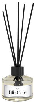 Dyfuzor zapachowy Ellie Pure Noir z czarnymi patyczkami. Szklana butelka z jasnym płynem, widok z przodu.