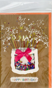 Brązowa kartka okolicznościowa z świeczkami, konfetti, różową kokardą i napisem Happy Birthday, widok z przodu.