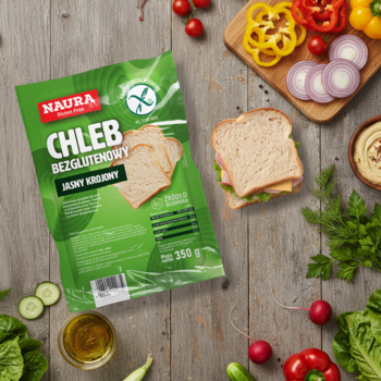 Chleb bezglutenowy Maura jasny krojony w zielonej paczce, widok z góry na deskę z warzywami do kanapek.