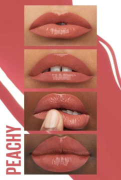 Cztery zbliżenia ust z winylową pomadką Maybelline Super Stay Vinyl Ink Peachy, dającą błyszczący efekt.