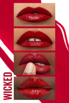 Kolorowe zbliżenia ust z pomadką Maybelline Super Stay Vinyl Ink Wicked, intensywny czerwony połysk.