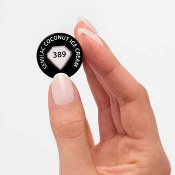 Ręka trzyma czarny wzornik koloru Semilac Coconut Ice Cream 389 z białym napisem i diamentem.