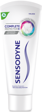 Biała tubka pasty Sensodyne Complete Protection+ Advanced Whitening z grafiką zęba, widok z przodu.