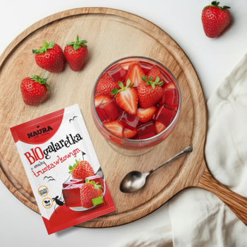 NADRA BIOgalaretka truskawkowa z agarem w proszku. Widok z góry: opakowanie, miska wegańskiej galaretki z truskawkami.