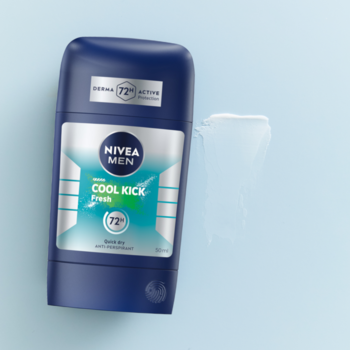 Ciemnoniebieski sztyft antyperspirantu NIVEA MEN Cool Kick Fresh, 72h, lekko przechylony, obok biała smuga produktu.
