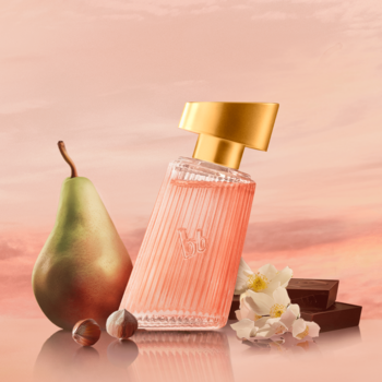 Pochylona butelka perfum Bruno Banani Magnetic Woman, obok gruszka, jaśmin, czekolada na różowym tle.