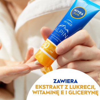 NIVEA SUN Alpin krem do twarzy SPF 50, z tubki wyciskany na dłoń. Widoczne składniki: lukrecja, wit. E.