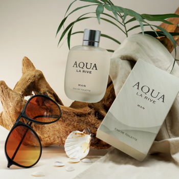 Woda toaletowa LA RIVE AQUA MAN EDT, butelka i opakowanie na beżowym tle, z okularami, muszlami i kawałkami drewna.