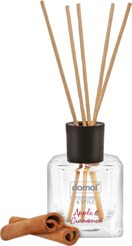 Domol Perfume & Style odświeżacz jabłko-cynamon: szklana butelka z czarną nakrętką, patyczkami i cynamonem.