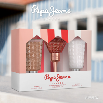 Pepe Jeans London: zestaw prezentowy dla kobiet z trzema flakonami, w tym perfumy o kształcie kieliszka, w biało-różowym pudełku.