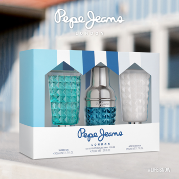 Zestaw Pepe Jeans For Him Cocktail Edition. Biało-niebieskie pudełko z trzema flakonami w kształcie shakera: turkusowy, srebrno-niebieski, biały.