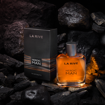 Flakon LA RIVE Heroic Man EDT w kolorze bursztynu obok czarnego opakowania, na tle ciemnych brył węgla.