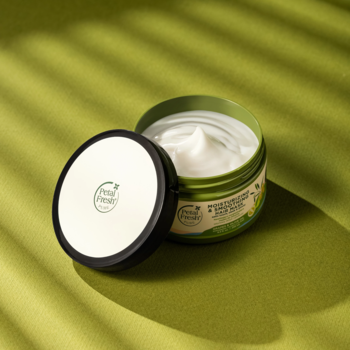 Kremowa maska do włosów Fresh Farm w zielonym słoiku z otwartym wieczkiem, widok z góry na tle zielonych cieni.