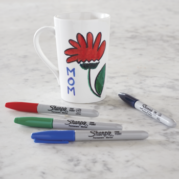 Trwałe markery Sharpie w 4 kolorach z białym kubkiem ozdobionym kwiatem i napisem MOM. Idealne do DIY.