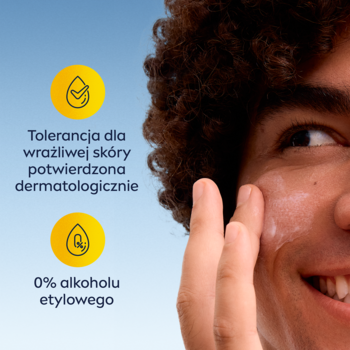 Mężczyzna nakłada ochronny krem nawilżający NIVEA MEN Sensitive SPF 15 na twarz; ikony 0% alkoholu.