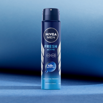 Niebieska butelka dezodorantu NIVEA MEN Fresh Active w sprayu, widoczny napis 48h ochrony i logo INFINIFRESH.