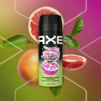 Męski dezodorant AXE Epic Fresh 48h w czarnym sprayu z owocowym wzorem na zielono-różowym tle, grejpfrutami.