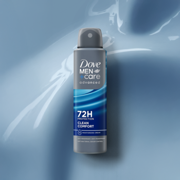 Antyperspirant Dove Men+Care Advanced 72H Clean Comfort, szaro-niebieski spray na falistym błękitnym tle.