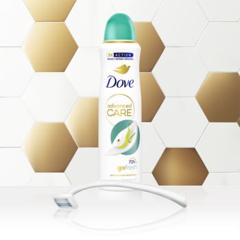 Antyperspirant Dove Advanced Care gruszka-aloes 72h, biała butelka z zieloną nakrętką, na heksagonalnych kafelkach.