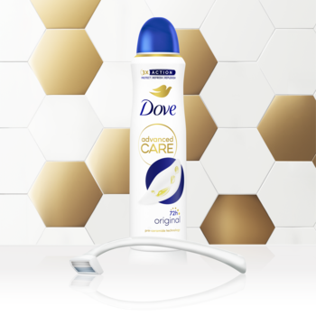 Biały antyperspirant Dove Advanced Care Original w sprayu z niebieską nakrętką, na tle złotych płytek i z białą maszynką.