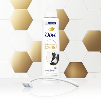 Antyperspirant Dove Advanced Care Invisible Dry, biała butelka, 72h ochrona, na tle geometrycznych, biało-złotych płytek.
