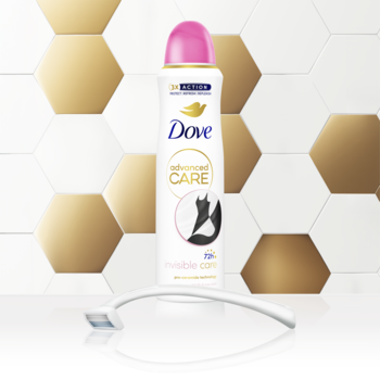 Biały antyperspirant Dove Advanced Care Invisible Care Water Lily & Rose z różową nakrętką, na tle białych i złotych płytek.
