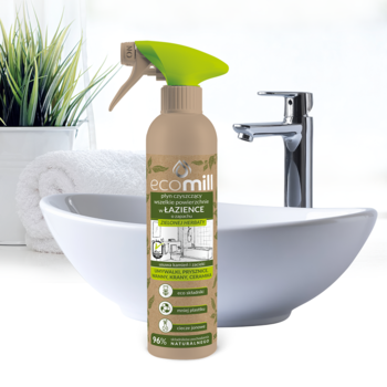Ecomill płyn do łazienki Zielona Herbata w beżowej butelce z zielonym atomizerem, na tle białej umywalki.
