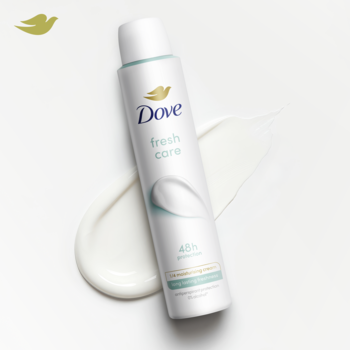 Biały antyperspirant w sprayu Dove Fresh Care 48h, z niebieskimi detalami, leży na smugach kremu.