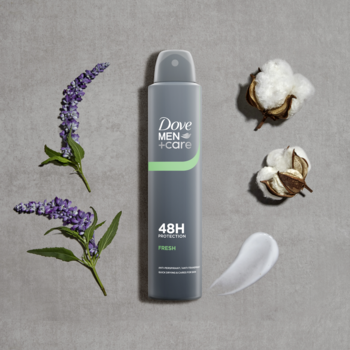 Dove MEN+CARE Fresh Antyperspirant w sprayu, szara butelka z zielonym paskiem, 48H ochrona, na tle lawendy i bawełny, widok z góry.