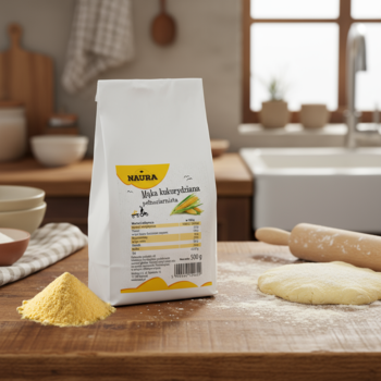 Biała torba mąki kukurydzianej Naura na drewnianym blacie kuchennym, obok żółta mąka, ciasto i wałek.