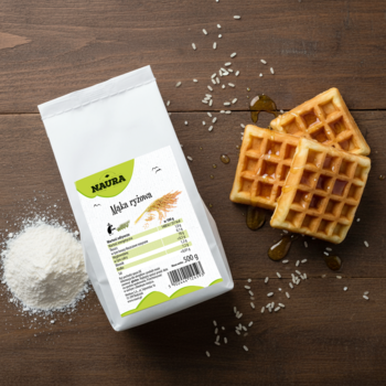 Madra mąka ryżowa w białym opakowaniu z widocznym składem, obok złociste gofry z syropem na drewnie.