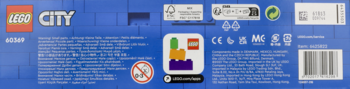 Tył niebieskiego opakowania LEGO City z tekstami, kodem kreskowym, ikoną aplikacji, logo 3+, i certyfikatami.