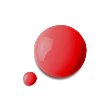 Dwie błyszczące krople koralowego lakieru do paznokci z fitokeratyną, na białym tle, jedna duża, jedna mała.