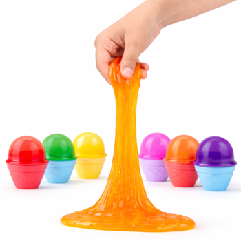 Ręka rozciąga pomarańczowy brokatowy slime. W tle zestaw kolorowych pojemników przypominających lody, na białym tle.