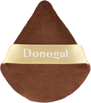 Trójkątny, brązowy welurowy puszek Donegal do pudru, z beżową wstążką i logo. Idealny pod oczy.
