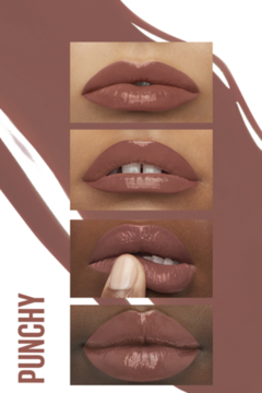 Zbliżenia ust z winylową pomadką Maybelline Super Stay Vinyl Ink, odcień Punchy, błyszczące wykończenie.