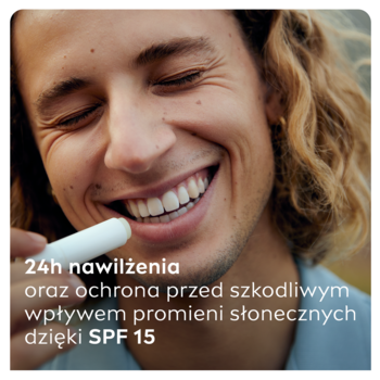 Uśmiechnięty mężczyzna aplikujący biały balsam NIVEA MEN Active na usta, z tekstem o SPF 15 i nawilżeniu.